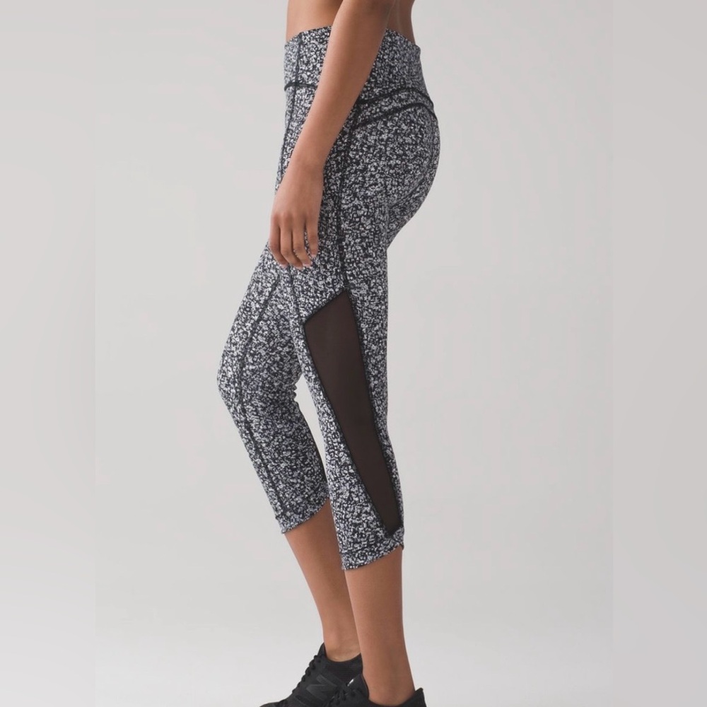 Lululemon Sole Training Crop Luxtreme leggings-Daisy Dust Alpine white/black